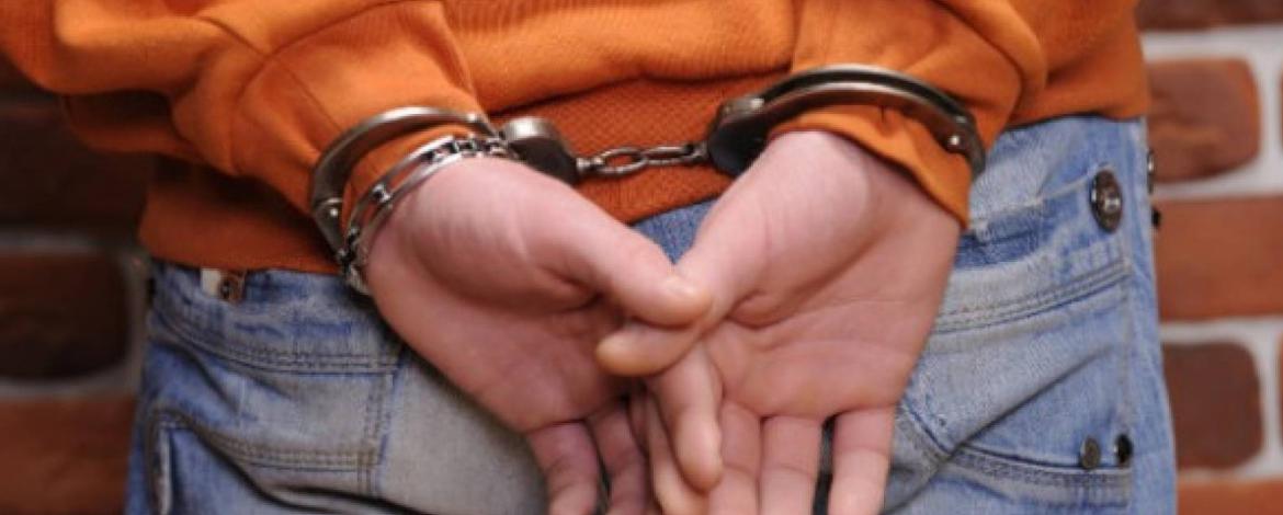 Minoră exploatată sexual de la 11 ani, violată şi apoi şantajată cu o fotografie în care apărea dezbrăcată adolescenti arestati