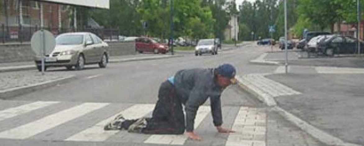 Pietoni beţi criţă, accidentaţi de maşini la Iacobeni şi Salcea beat crita