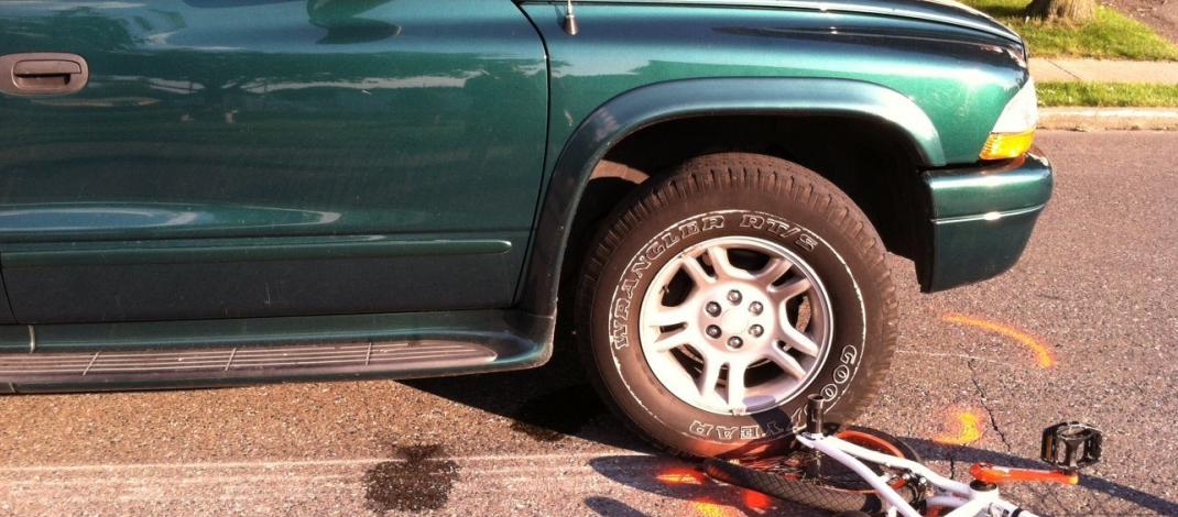 Un tânăr fără permis a accidentat cu maşina un biciclist băut accident_bicicleta
