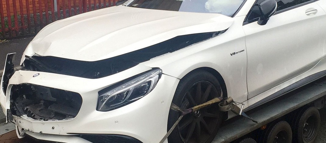 Un Mercedes s-a zdrobit de un stâlp, în cartierul Burdujeni mercedes_burdujeni