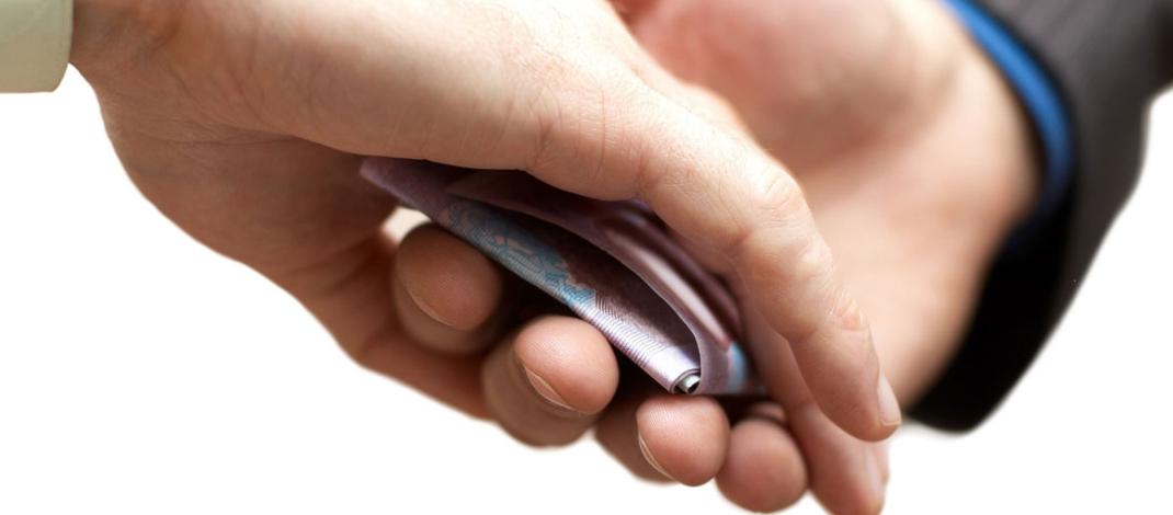 Acuzaţi că luau şpagă pentru a facilita contrabanda la Siret spaga_contrabanda