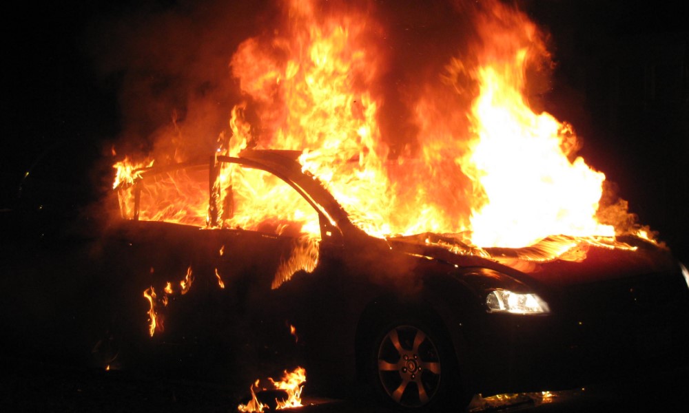 Autoturism incendiat în Rădăuți autoturism incendiat