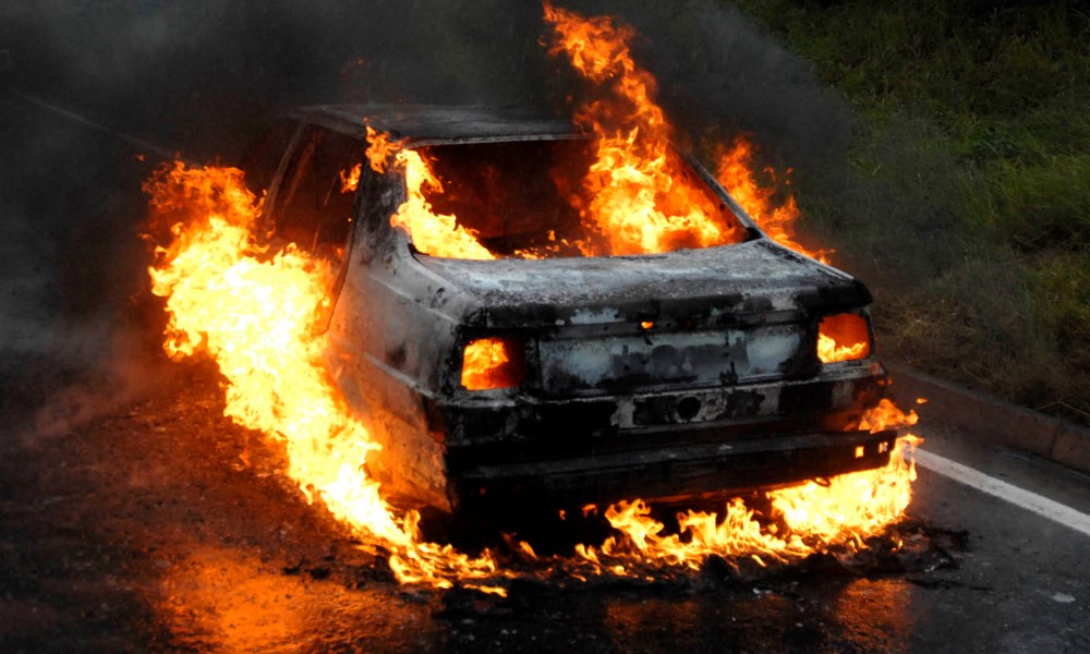 Alt autovehicul incendiat la Rădăuți Alt autovehicul incendiat la Rădăuți