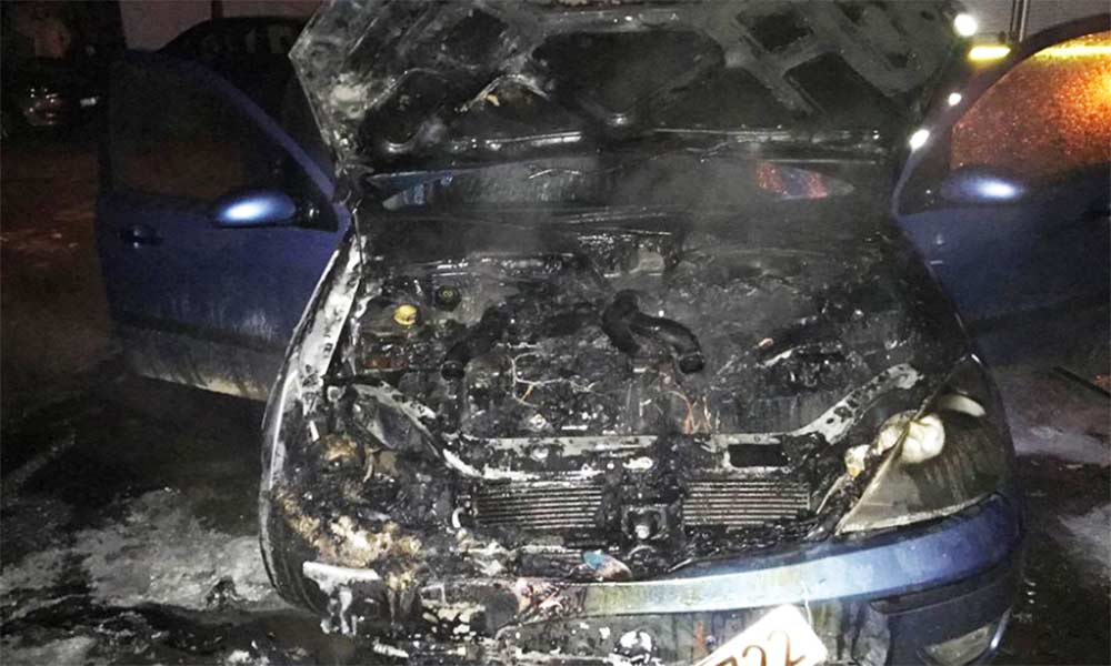 Mașină în flăcări pe o stradă din Rădăuți mașină în flăcări rădăuți