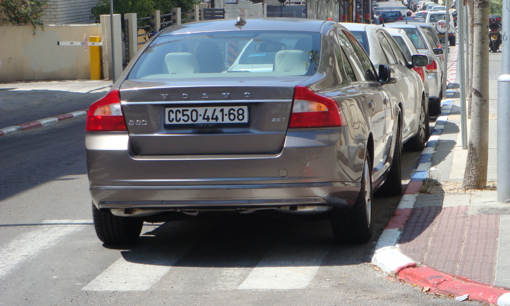Condamnați la închisoare pentru că și-au parcat ilegal autovehiculele autovehiculele