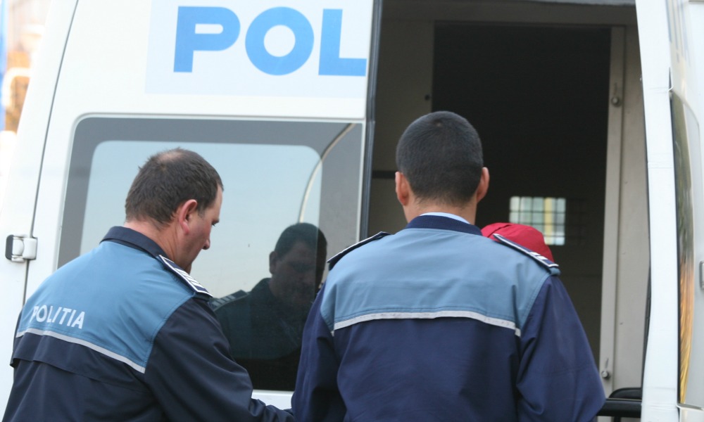 Băiat de 15 ani și-a plimbat prietenii cu un microbuz furat microbuz furat
