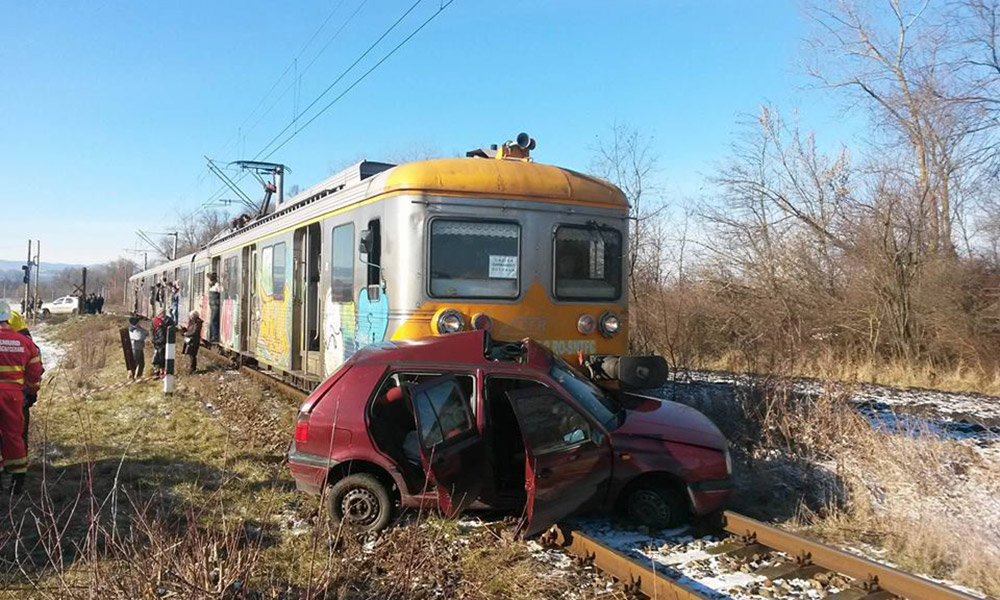 Mașină lovită și târâtă de tren în Todirești mașină târâtă de tren
