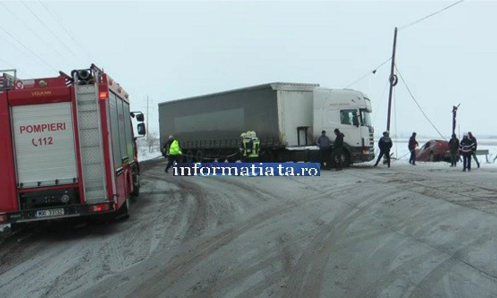 Autoturism ciocnit de un tir la ieșirea din Rădăuți accident ieșirea din Rădăuți