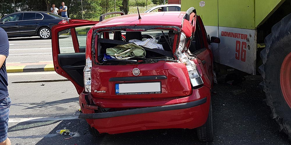 Autoturism zdrobit după ce a explodat cauciucul unei combine agricole autoturism-zdrobit-dupa-ce-explodat-cauciucul-unei-combine-agricole