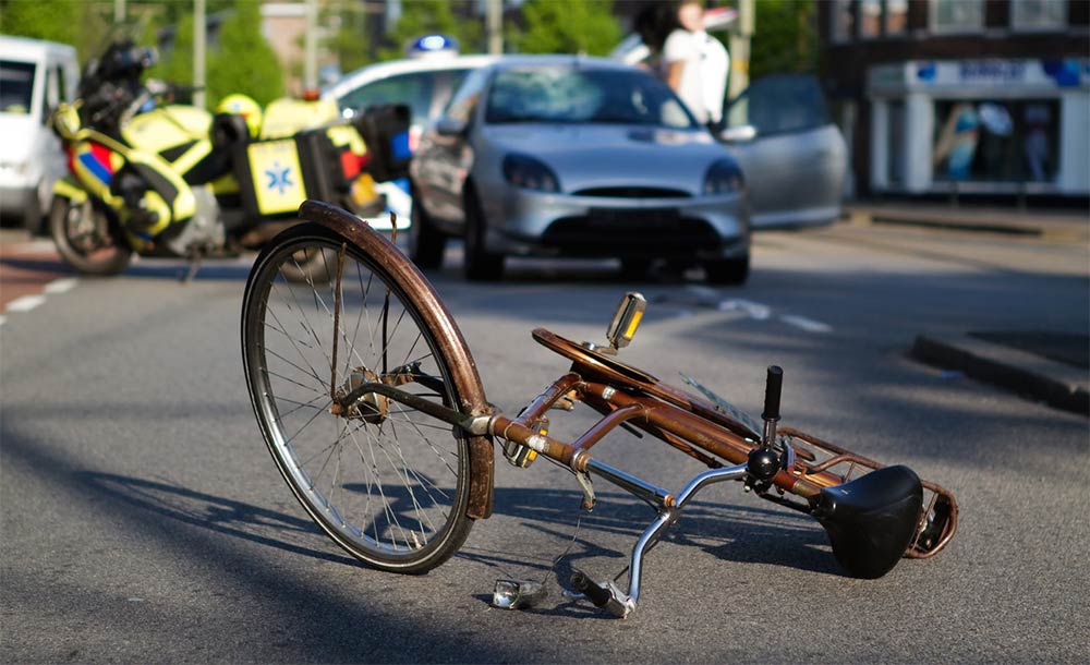Vivov de Sus: Biciclist acrosat de o autoutilitară bicicleta-vicovu-de-sus