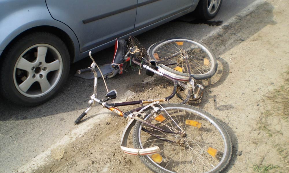 Biciclist în vârstă acroșat de un autoturism în Rădăuți biciclist în vârstă acrosat de un autoturism în rădăuți