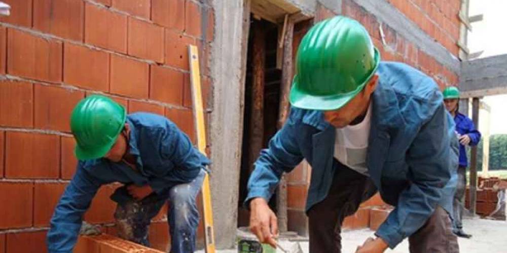 Angajam muncitori in constructii muncitori-in-constructii