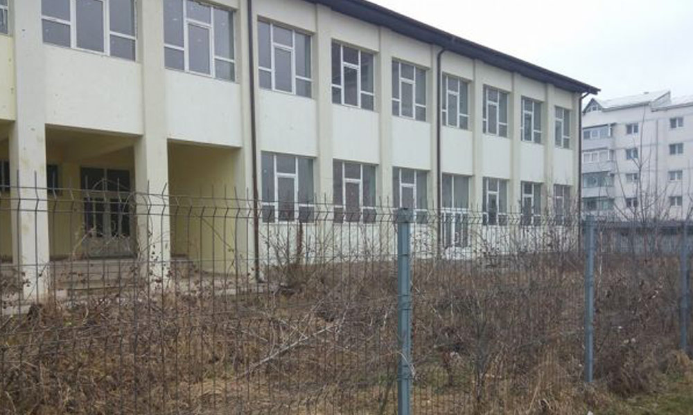 O şcoală în care s-au investit 800.000 de euro stă închisă de peste 10 ani de zile din cauza lipsei utilităţilor scoala-obor-radauti-high