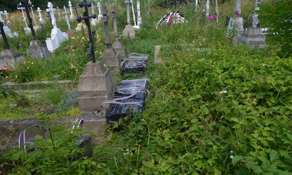 Țigări de contrabandă ascunse printre morminte la Climăuți Țigări de contrabandă ascunse printre morminte la Climăuți