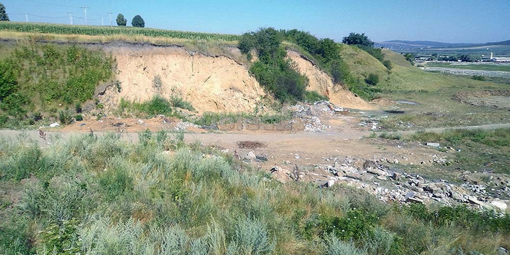 9-hectare-de-gunoaie-pe-malul-sucevei-proprietatea-scolii-speciale-bivolarie