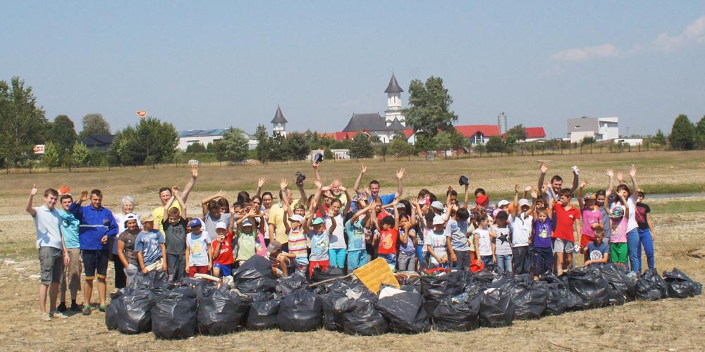 (VIDEO) Albia râului Sucevița din zona „Podul Vlădichii” ecologizată de peste 75 de voluntari albia-raului-sucevita-din-zona-podul-vladichii-ecologizata-de-peste-75-de-voluntari
