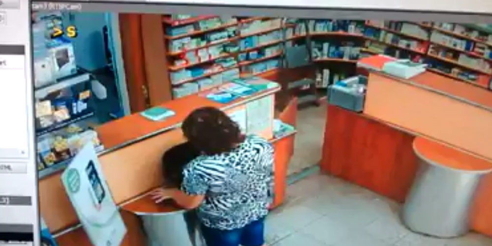 VIDEO: Femeie surprinsa de camera de supraveghere in timp ce fura un portofel in Radauti femeie-surprinsa-fura-portofel