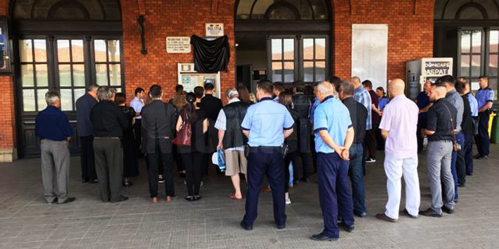 Poliţistul Sorin Vezeteu, comemorat de colegi pe peronul Gării Burdujeni politistul-sorin-vezeteu-comemorat-de-colegi-pe-peronul-garii-burdujeni
