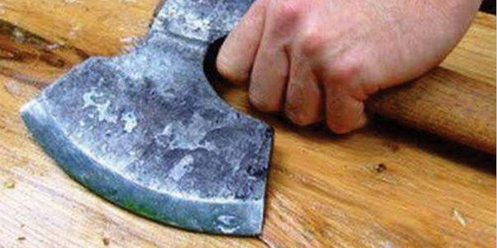 Tânăr scandalagiu înarmat cu un topor, imobilizat de jandarmi tanar-scandalagiu-inarmat-cu-un-topor-imobilizat-de-jandarmi