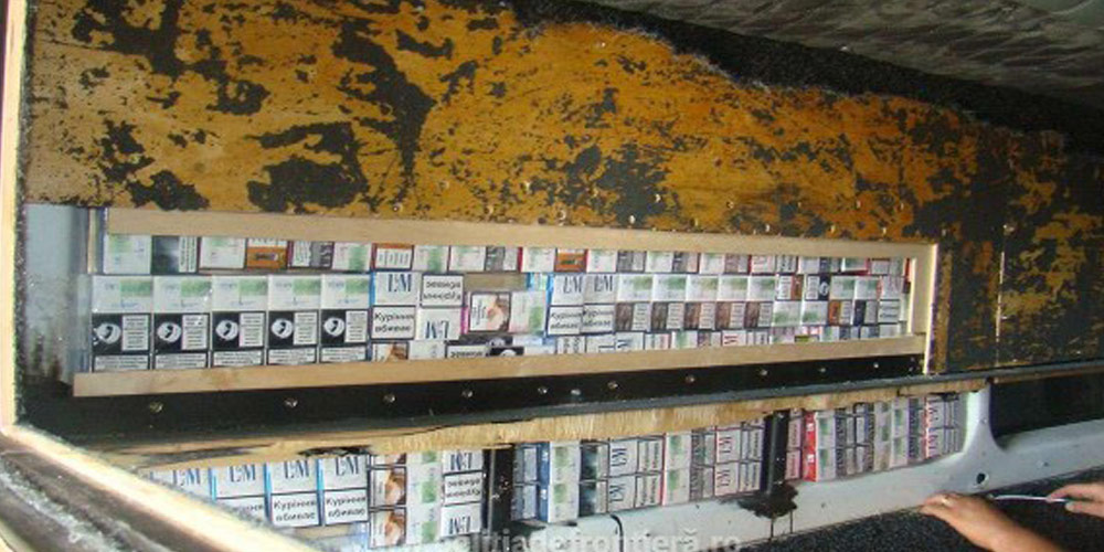 Microbuz antifonat cu tigari de contrabanda, depistat in vama Siret tigari-contrabanda