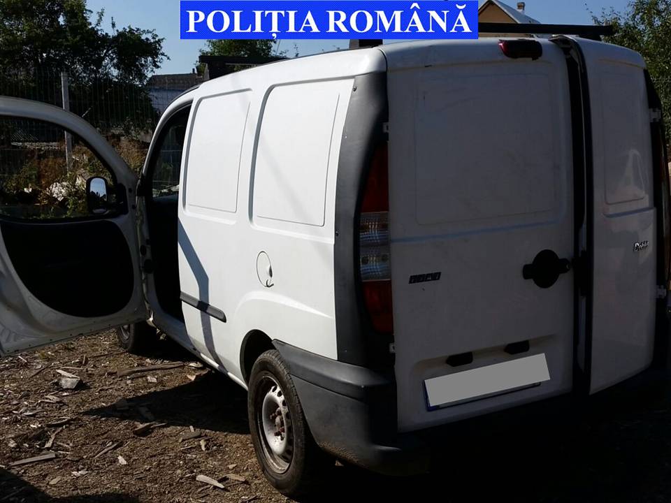HAHAHA: Trafic de papuci (cu filtru ucrainean) la Vicovu de Sus în valoare de 100.000 lei contrabanda-papuci-cu-tigari