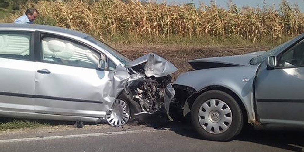 (FOTO) Două mașini s-au ciocnit frontal la Dărmănești doua-masini-s-au-ciocnit-frontal-la-darmanesti-3