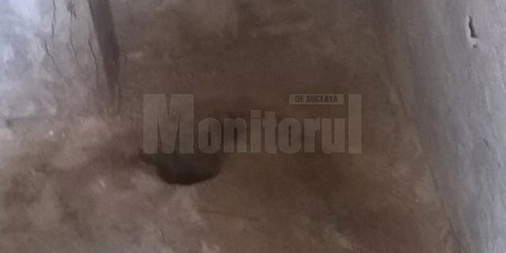 (FOTO) Toalete primitive la o școală din Cajvana (FOTO) Toalete primitive la o școală din Cajvana