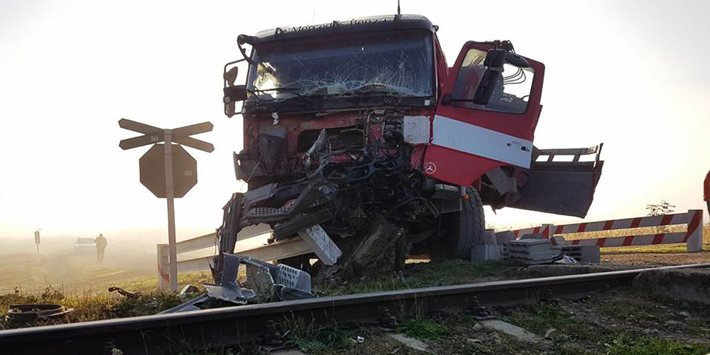 (FOTO) Camion lovit de tren la Bursuceni camion-lovit-de-tren-la-bursuceni-1