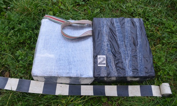 FOTO: Contrabandisti prinsi la Bainet cu detector de caldura si un caine erou contrabandisti-bainet-2