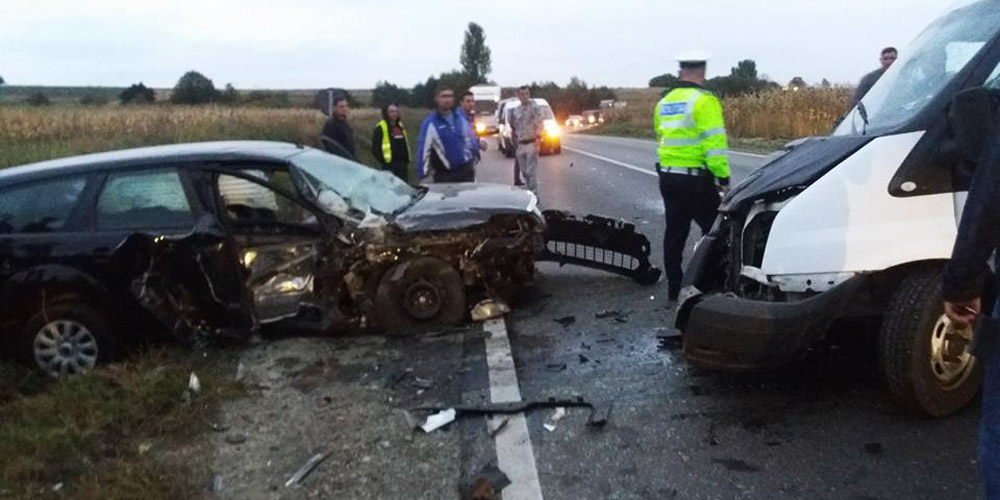 Două mașini distruse într-un accident doua-masini-distruse-intr-un-accident-1