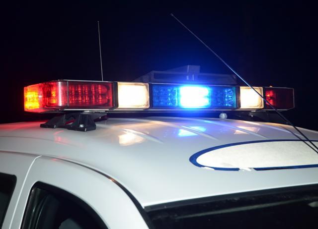 Urmărit de polițiști, un tânăr fără permis a intrat cu mașina într-un gard fara-permis-vicovu-de-jos