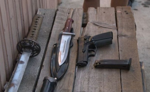 Doua pistoale si o sabie, descoperite intr-o masina din Radauti pistol-sabie