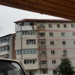 spiderman-sucevean-sau-cum-sa-tencuiesti-un-balcon-de-la-etajul-cinci-1