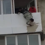spiderman-sucevean-sau-cum-sa-tencuiesti-un-balcon-de-la-etajul-cinci-2