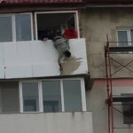 spiderman-sucevean-sau-cum-sa-tencuiesti-un-balcon-de-la-etajul-cinci-3