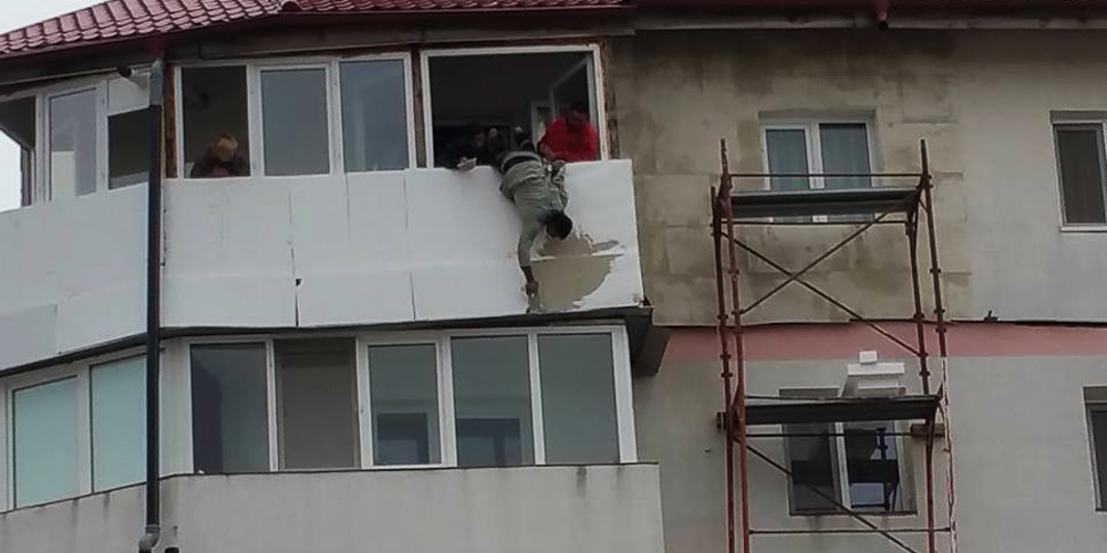 „Spiderman sucevean” sau cum să tencuiești un balcon de la etajul cinci spiderman-sucevean-sau-cum-sa-tencuiesti-un-balcon-de-la-etajul-cinci-3