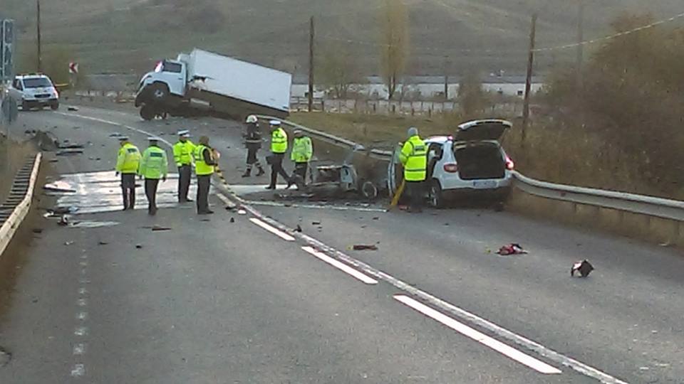 TRAGEDIE: Cinci persoane au ars într-o maşină la Ilișești accident-incendiu-ilisesti