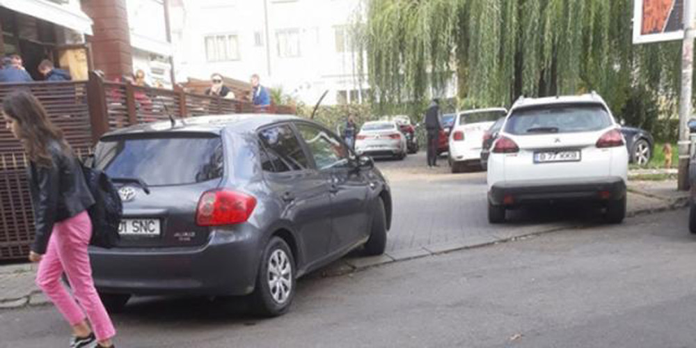 Mașină lipită cu scotch pe toate părțile pentru că a parcat pe trotuar masina-lipita-cu-scotch-pe-toate-partile-pentru-ca-parcat-pe-trotuar