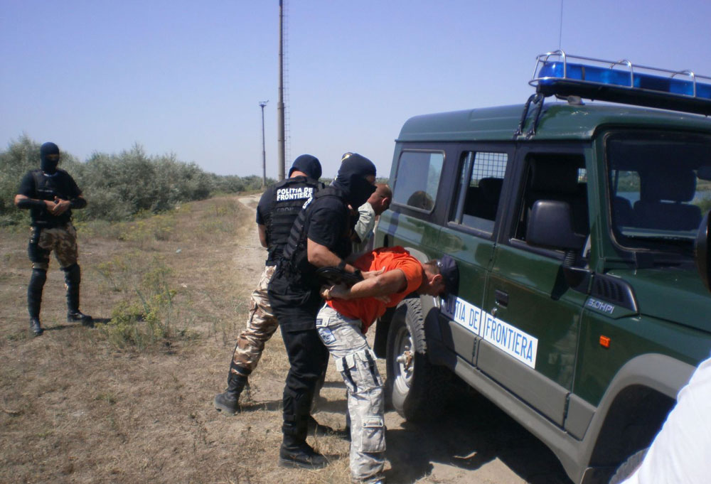Focuri de armă pentru stoparea unui transport ilegal de ţigări peste graniţă politia-frontiera