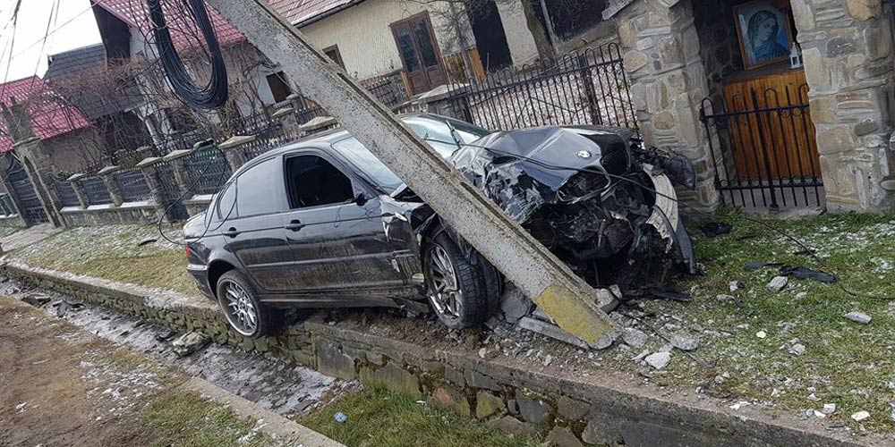 accident-in-vicovu-de-sus-o-masina-a-rupt-un-stalp-de-beton-6