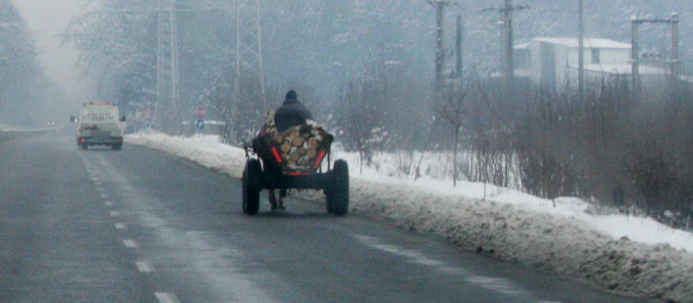 Un sofer baut a intrat cu masina intr-o caruta si a fugit de la fata locului Un sofer baut a intrat cu masina intr-o caruta si a fugit de la fata locului