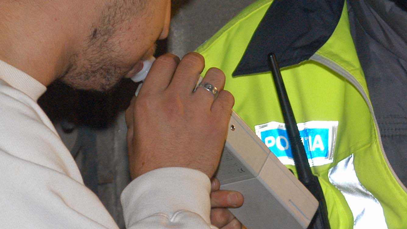 politia-rutiera-politist-etilotest-fiola politia-rutiera-politist-etilotest-fiola