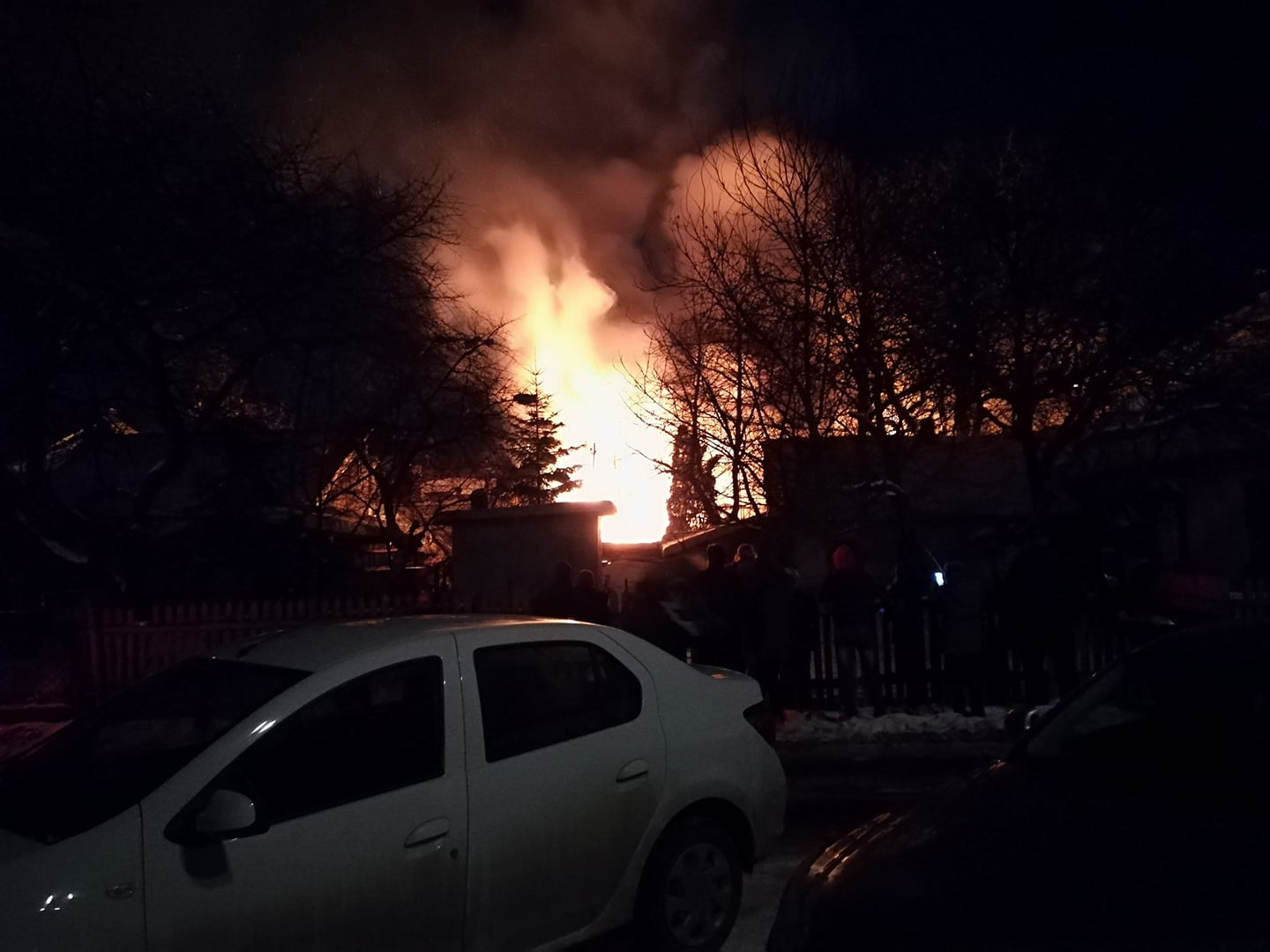 FOTO: Puternic incendiu în Rădăuți la 2 case, pe calea Bucovinei. Un bărbat a fost găsit carbonizat FOTO: Puternic incendiu în Rădăuți la 2 case, pe calea Bucovinei. Un bărbat a fost găsit carbonizat