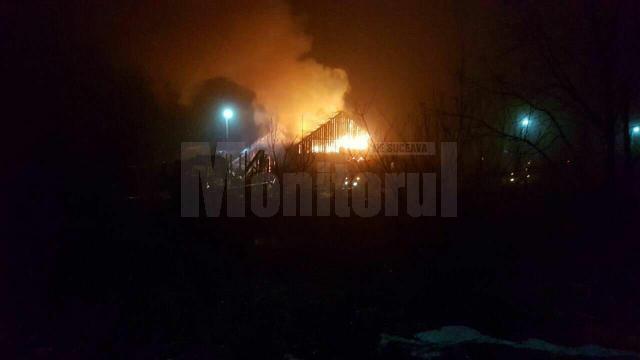 FOTO: Incendiu puternic aseară în Solca FOTO: Incendiu puternic aseară în Solca