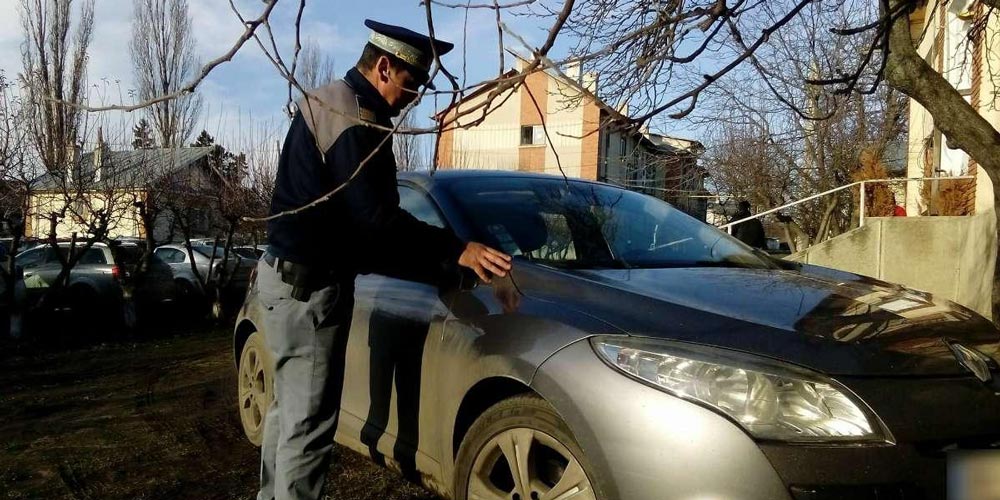 Autoturism furat, găsit abandonat pe o străduță din Vicovu de Sus autoturism-furat-gasit-abandonat-pe-o-straduta-din-vicovu-de-sus