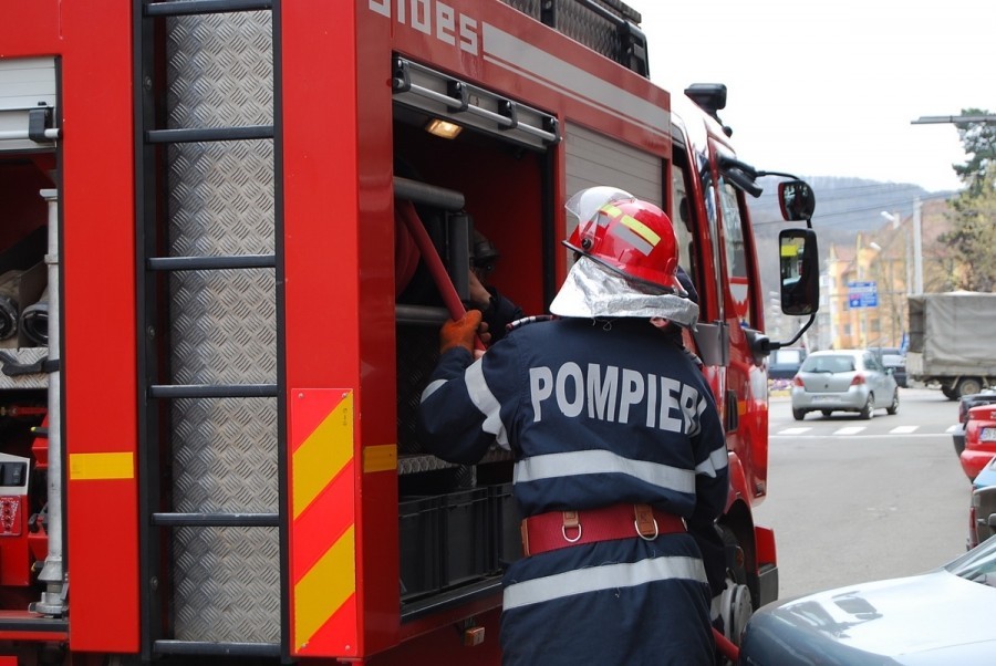 Maşina şefului de post din Marginea a luat foc în miez de noapte foc-marginea