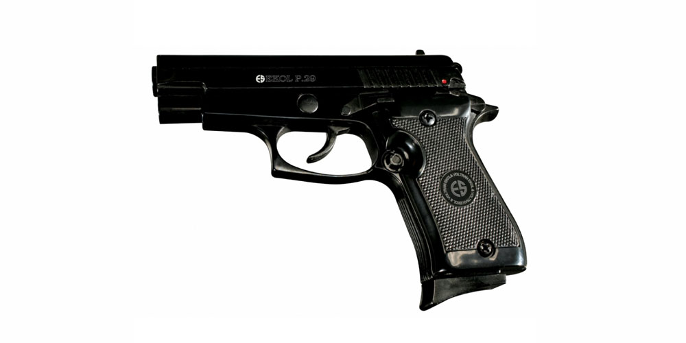 A creat panică după ce a intrat într-un restaurant din Rădăuți cu pistolul la brâu pistol-ekol-13106