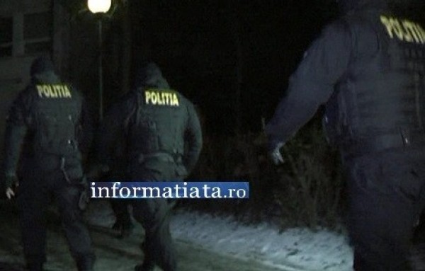 Doi pusti, dati jos cu forta dintr-o masina si incatusati, la Sucevita, dupa ce au fost urmariti de politisti pusti-sucevita