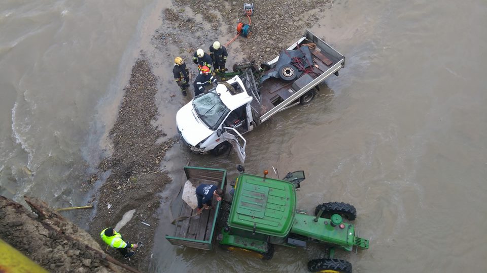 (FOTO) Un mort și doi răniți după ce o camionetă a căzut de pe podul de la Milișăuți un-mort-si-doi-raniti-dupa-ce-o-camioneta-a-cazut-de-pe-podul-de-la-milisauti-6