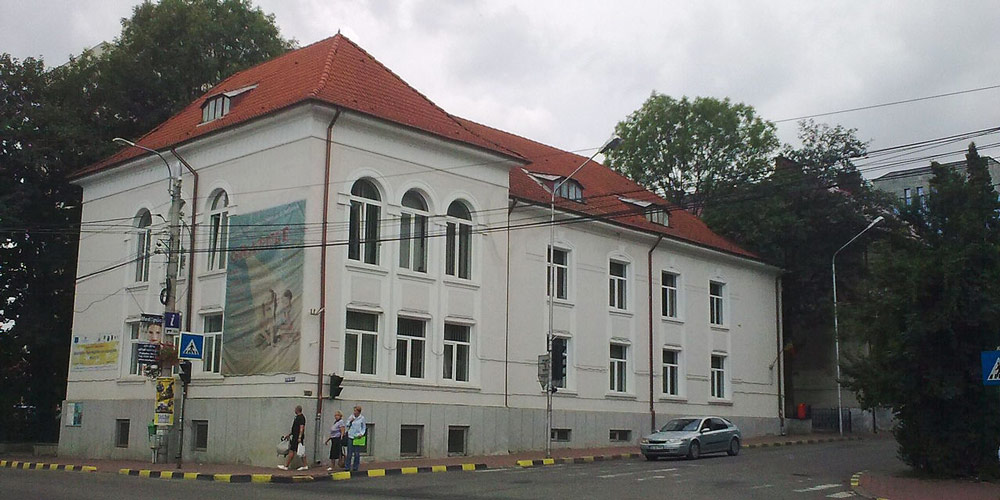 ambasadorul-sua-doneaza-carti-bibliotecii-bucovina